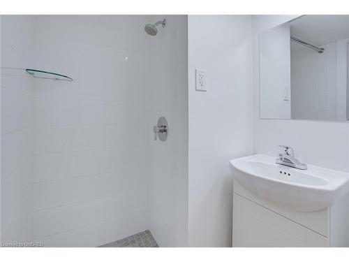 7-200 King Street, St. Catharines, ON - Indoor Photo Showing Bathroom