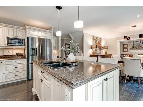 565 Patricia Drive, Oakville, ON - Indoor Photo Showing Kitchen With Double Sink