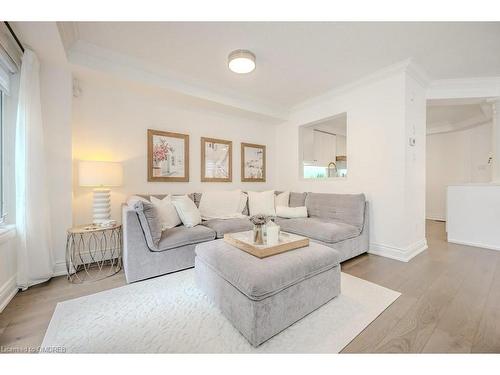 2095 Glenhampton Road, Oakville, ON - Indoor Photo Showing Living Room