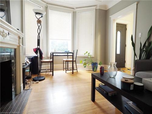 Main-33 Barnesdale Avenue S, Hamilton, ON - Indoor Photo Showing Living Room