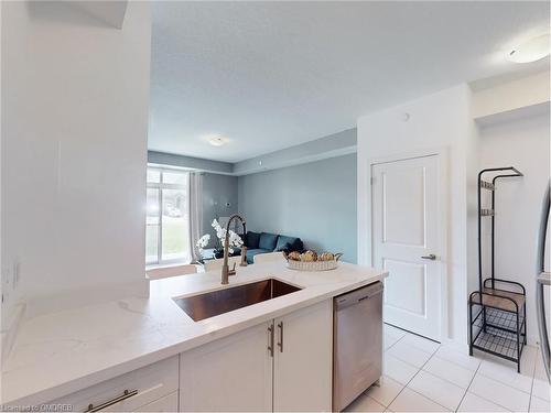 111-101 Shoreview Place Place, Stoney Creek, ON - Indoor Photo Showing Kitchen