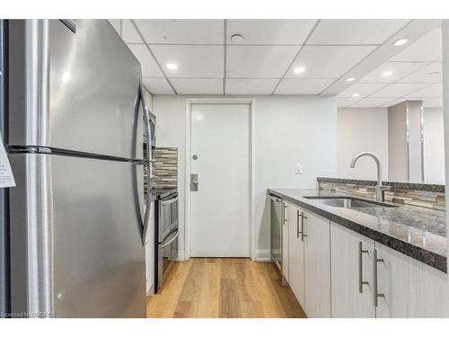 407-2556 Argyle Road, Mississauga, ON - Indoor Photo Showing Kitchen