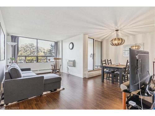 407-2556 Argyle Road, Mississauga, ON - Indoor Photo Showing Living Room