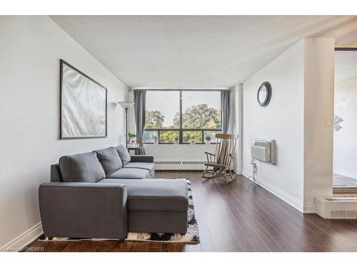 407-2556 Argyle Road, Mississauga, ON - Indoor Photo Showing Living Room