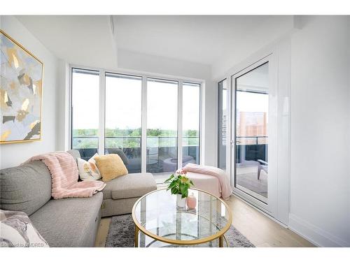 1009-21 Park Street E, Mississauga, ON - Indoor Photo Showing Living Room