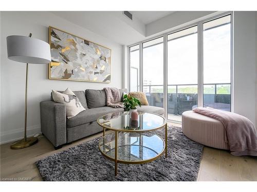 1009-21 Park Street E, Mississauga, ON - Indoor Photo Showing Living Room