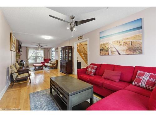 5687 Goldenbrook Drive, Mississauga, ON - Indoor Photo Showing Living Room
