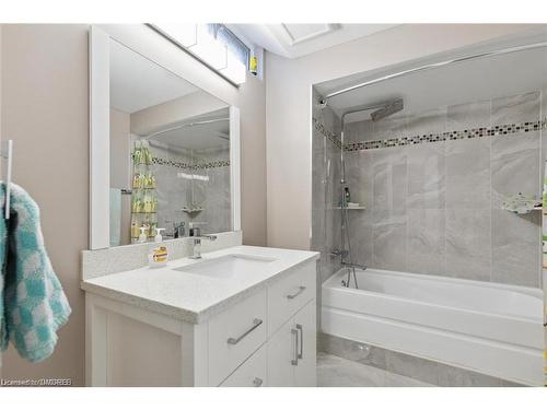 5687 Goldenbrook Drive, Mississauga, ON - Indoor Photo Showing Bathroom