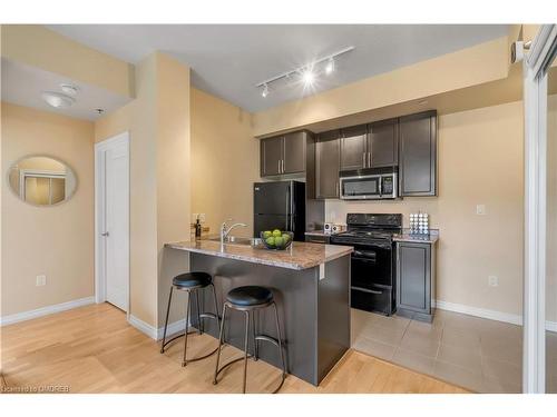 205-90 Charlton Avenue West, Hamilton, ON - Indoor Photo Showing Kitchen