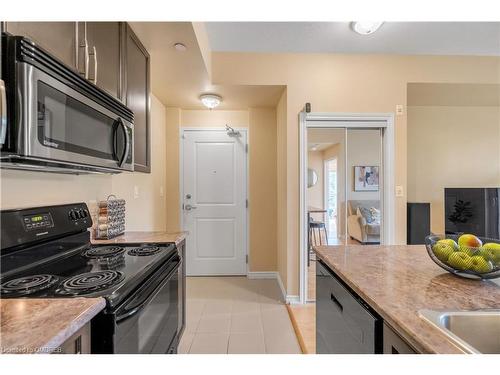 205-90 Charlton Avenue West, Hamilton, ON - Indoor Photo Showing Kitchen