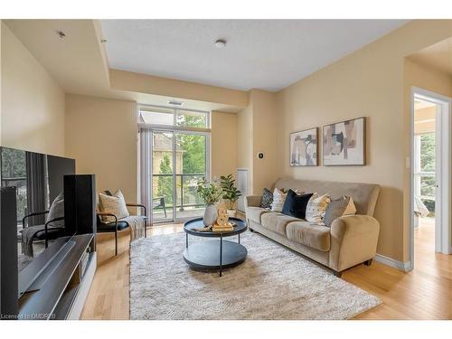205-90 Charlton Avenue West, Hamilton, ON - Indoor Photo Showing Living Room