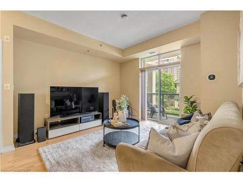 205-90 Charlton Avenue West, Hamilton, ON - Indoor Photo Showing Living Room