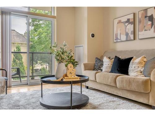 205-90 Charlton Avenue West, Hamilton, ON - Indoor Photo Showing Living Room