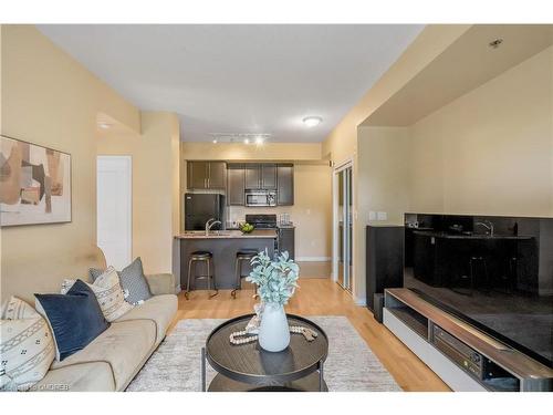 205-90 Charlton Avenue West, Hamilton, ON - Indoor Photo Showing Living Room