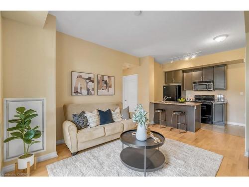 205-90 Charlton Avenue West, Hamilton, ON - Indoor Photo Showing Living Room