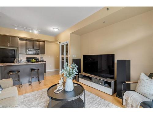 205-90 Charlton Avenue West, Hamilton, ON - Indoor Photo Showing Living Room