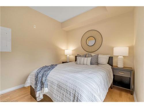 205-90 Charlton Avenue West, Hamilton, ON - Indoor Photo Showing Bedroom