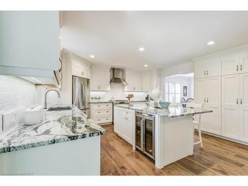 284 Lawson Street, Oakville, ON - Indoor Photo Showing Kitchen With Upgraded Kitchen