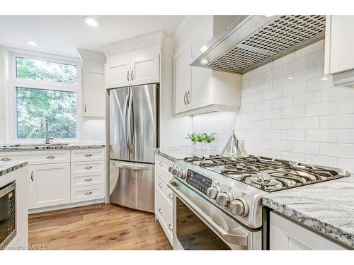 284 Lawson Street, Oakville, ON - Indoor Photo Showing Kitchen With Upgraded Kitchen