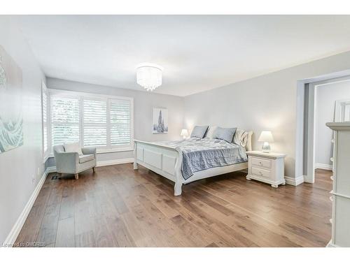 284 Lawson Street, Oakville, ON - Indoor Photo Showing Bedroom