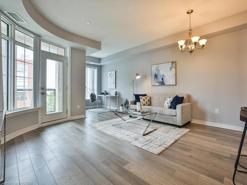 318-216 Oak Park Boulevard, Oakville, ON - Indoor Photo Showing Living Room