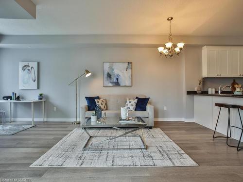 318-216 Oak Park Boulevard, Oakville, ON - Indoor Photo Showing Living Room