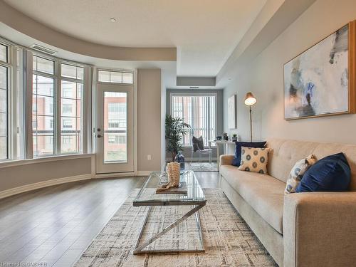 318-216 Oak Park Boulevard, Oakville, ON - Indoor Photo Showing Living Room