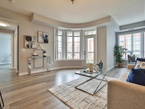 318-216 Oak Park Boulevard, Oakville, ON - Indoor Photo Showing Living Room