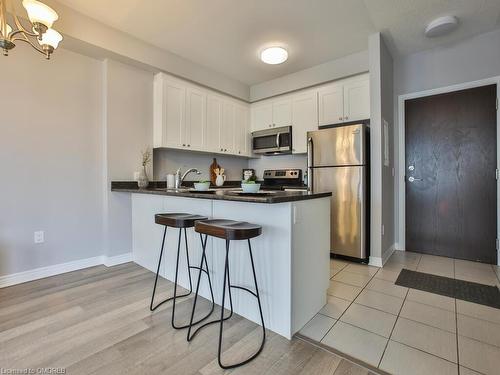 318-216 Oak Park Boulevard, Oakville, ON - Indoor Photo Showing Kitchen