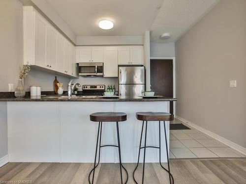 318-216 Oak Park Boulevard, Oakville, ON - Indoor Photo Showing Kitchen