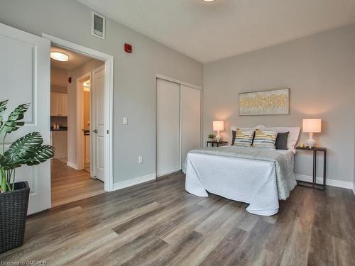 318-216 Oak Park Boulevard, Oakville, ON - Indoor Photo Showing Bedroom
