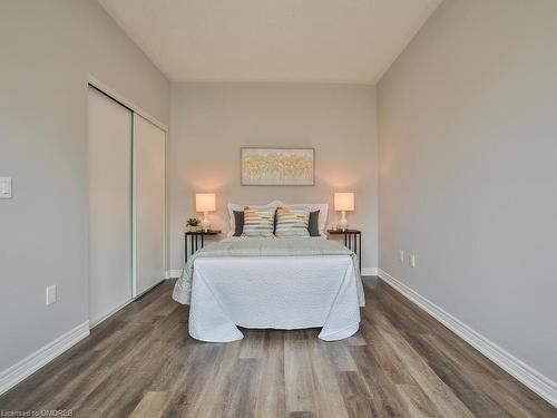 318-216 Oak Park Boulevard, Oakville, ON - Indoor Photo Showing Bedroom