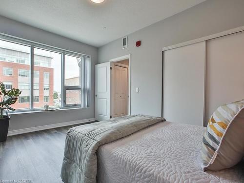 318-216 Oak Park Boulevard, Oakville, ON - Indoor Photo Showing Bedroom