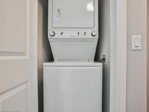 318-216 Oak Park Boulevard, Oakville, ON - Indoor Photo Showing Laundry Room