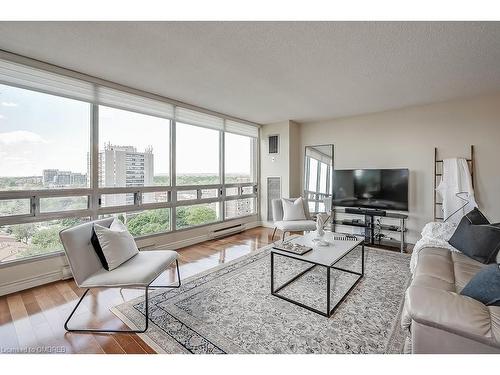 1205-2180 Marine Drive, Oakville, ON - Indoor Photo Showing Living Room