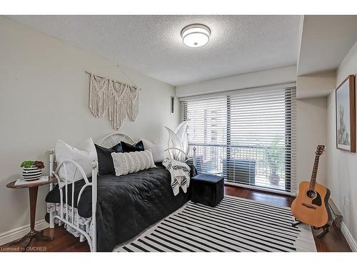 1205-2180 Marine Drive, Oakville, ON - Indoor Photo Showing Bedroom