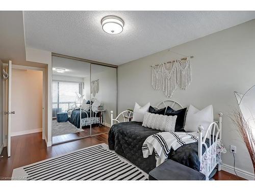 1205-2180 Marine Drive, Oakville, ON - Indoor Photo Showing Bedroom