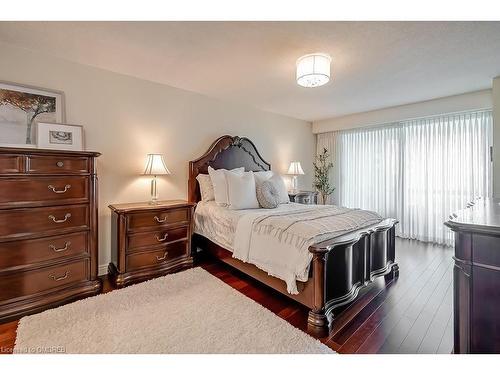 1205-2180 Marine Drive, Oakville, ON - Indoor Photo Showing Bedroom