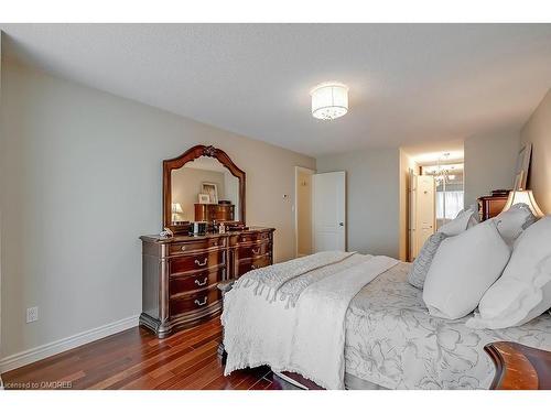 1205-2180 Marine Drive, Oakville, ON - Indoor Photo Showing Bedroom