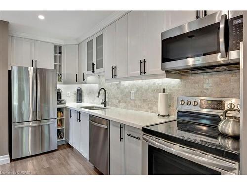 2324 Coldstream Drive, Burlington, ON - Indoor Photo Showing Kitchen With Double Sink With Upgraded Kitchen