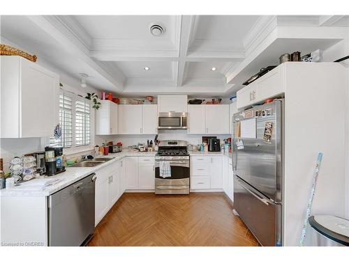 108 Maclean Place, Welland, ON - Indoor Photo Showing Kitchen With Upgraded Kitchen