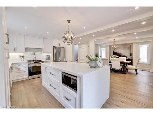 1085 Augustus Drive, Burlington, ON - Indoor Photo Showing Kitchen With Upgraded Kitchen