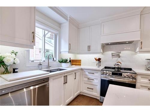 1085 Augustus Drive, Burlington, ON - Indoor Photo Showing Kitchen With Double Sink With Upgraded Kitchen