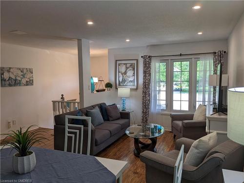 107 Madison Court W, Welland, ON - Indoor Photo Showing Living Room