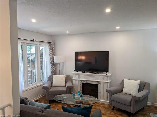 107 Madison Court W, Welland, ON - Indoor Photo Showing Living Room