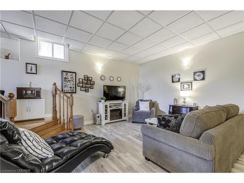 107 Madison Court W, Welland, ON - Indoor Photo Showing Living Room