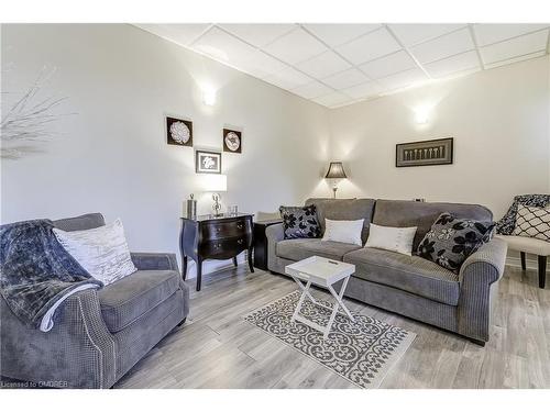 107 Madison Court W, Welland, ON - Indoor Photo Showing Living Room