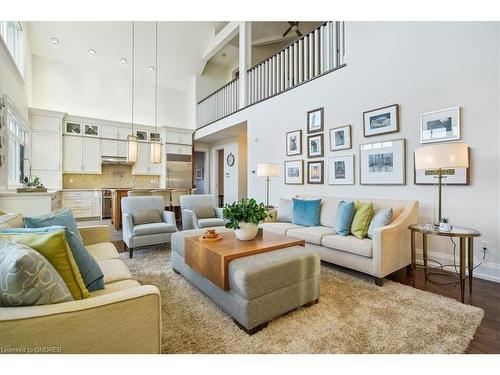 12 Theodore Drive, Mississauga, ON - Indoor Photo Showing Living Room