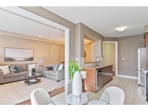 44-2019 Trawden Way, Oakville, ON - Indoor Photo Showing Living Room