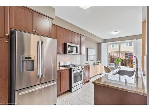 44-2019 Trawden Way, Oakville, ON - Indoor Photo Showing Kitchen